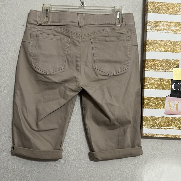 Democracy Bermuda Mold and Hold Shorts Light Khaki Size 8 - Picture 5 of 11